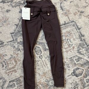 NWT XS bombshell Sportswear Hi-rise leggings with back pockets and scrunch